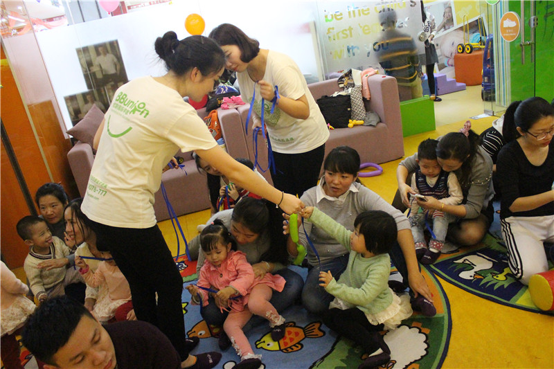 BBunion国际早教厦门外图中心活动花絮:感恩的心,蓝色的爱 BBunion国际早教厦门外图中心活动花絮:感恩的心,蓝色的爱