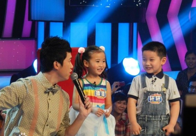 强子哥哥亲切和小朋友互动 强子哥哥亲切和小朋友互动