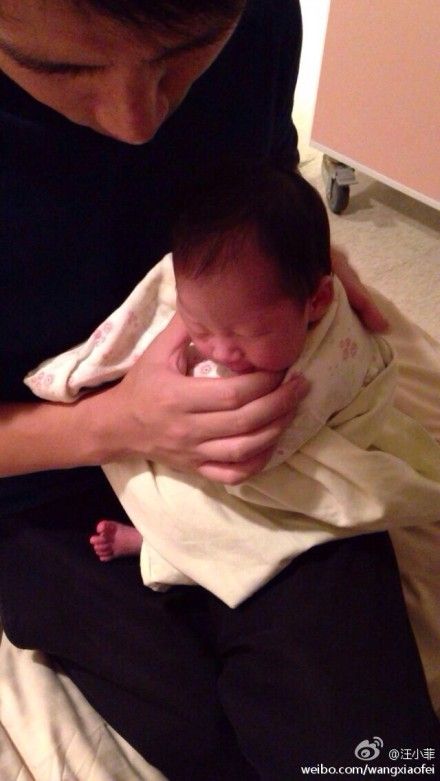 汪小菲为女儿拍嗝 汪小菲为女儿拍嗝